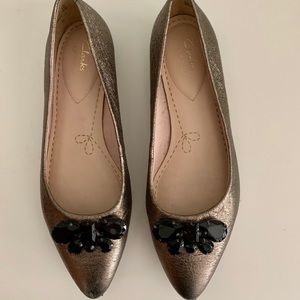 Cute pointed-toe flats!